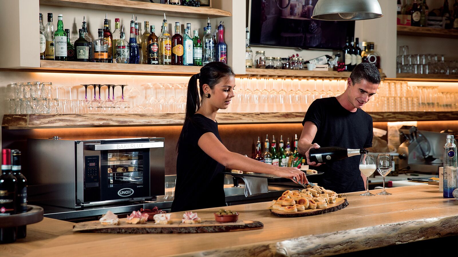 Horno BAKERLUX integrado en ambiente de bar premium