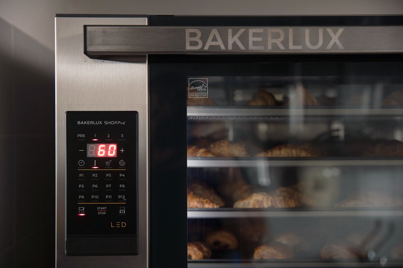 Panel LED BAKERLUX en operación con croissants